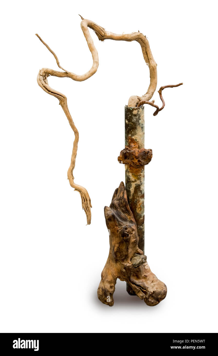 Moderne Skulptur aus Holz und rostigem Rohr Stock Photo
