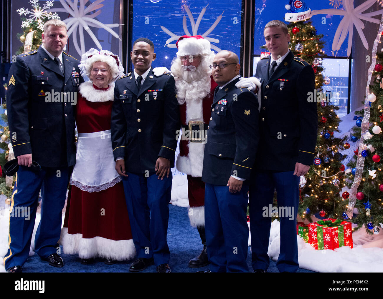 Army Reserve Soldiers from the 416th Engineer Command, Darien, Ill., pose with Santa and Mrs. Claus during the activities before the send off the families participating in the Snowball Express, minus the actual snow, Dec. 12. The program is sponsored by American Airlines, coordinating flights from 84 cities via nearly 60 chartered and commercial flights. The Snowball Express is a nonprofit organization established in 2006, providing an all-expenses-paid trip to families across the United States with a mission of bringing hope and new memories to the children of military heroes who have died wh Stock Photo