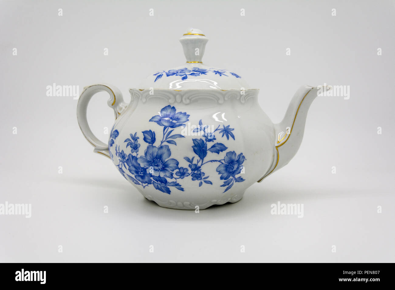 Antike Kanne für Kaffee oder Tee: handbemalt mit blauen Blumen und Blättern und Goldrändern Stock Photo