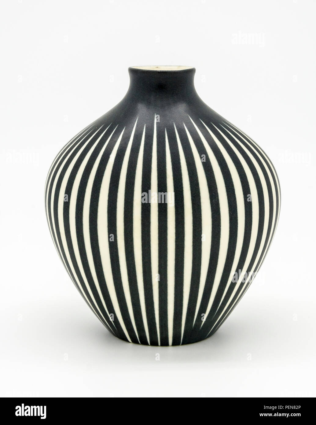 Gestreifte Vase aus der Wirtschaftwunderzeit: 50ger 60ger Jahre Stock Photo