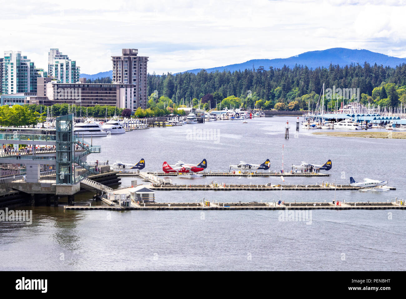 Seaplanes for tourist pleasure flights moored at Vancouver Harbour Flight Centre Seaplane Terminal, Vancouver, British Columbia, Canada Stock Photo