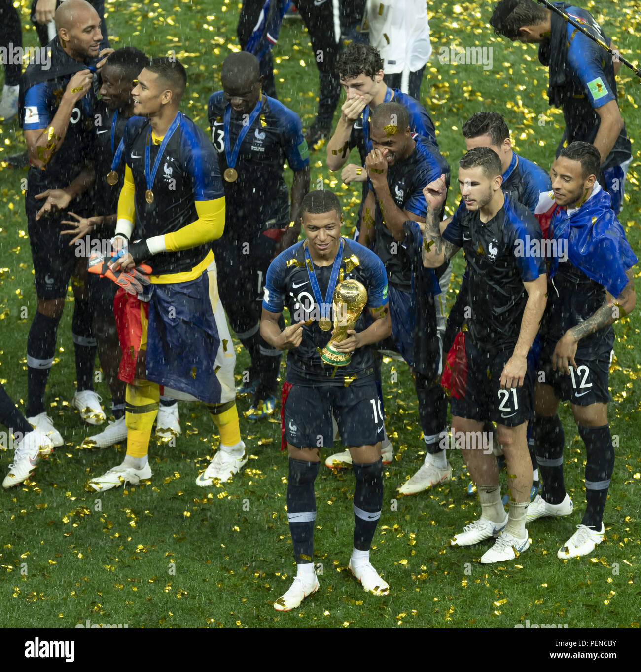 Moscow, Russland. 15th July, 2018. Presentation ceremony of the new World  Champion France: Kylian Mbappe (France) with the World Cup. GES/Football/World  Championship 2018 Russia, Final: France - Croatia, 15.07.2018  GES/Soccer/Football, Worldcup 2018