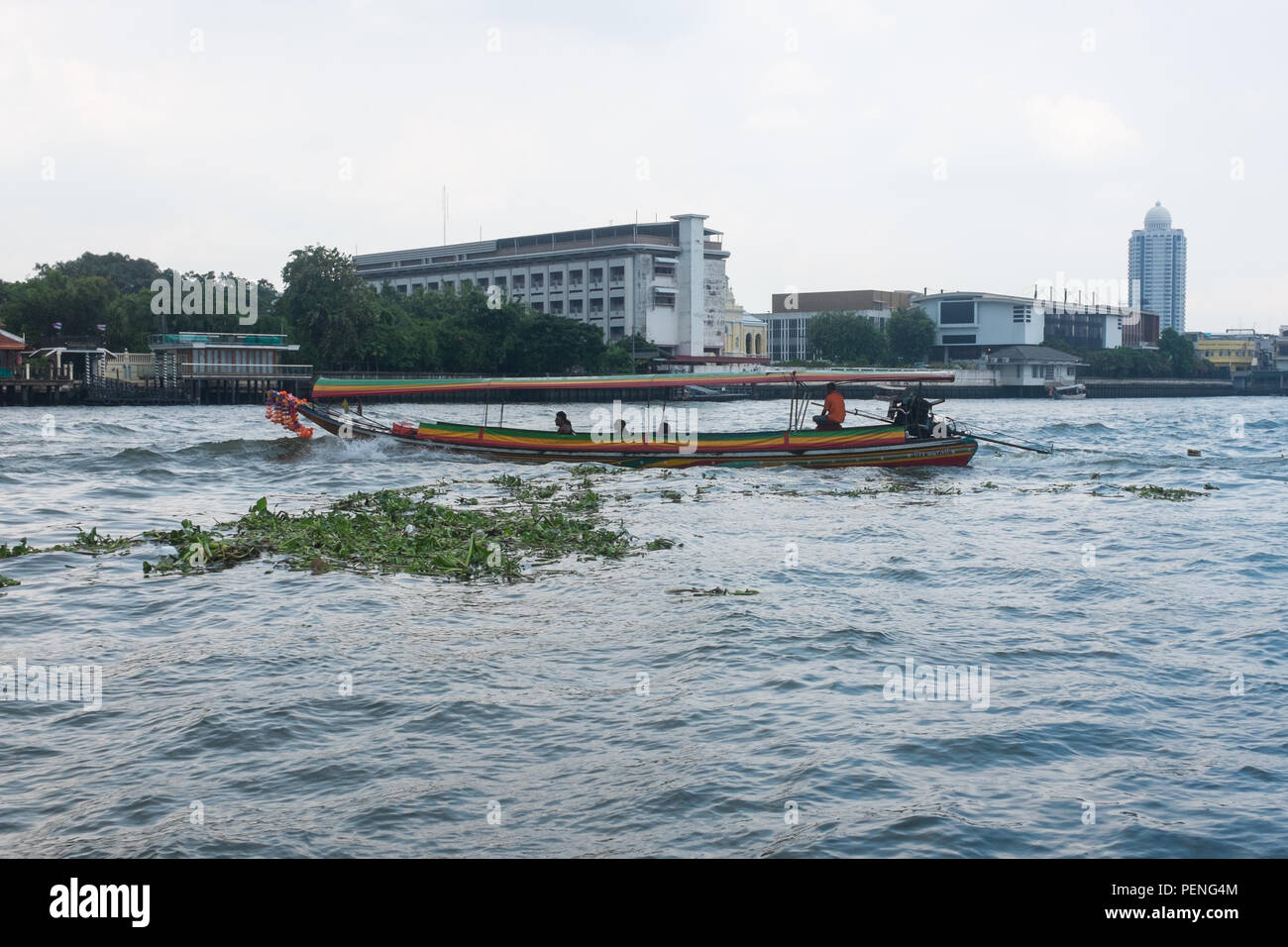 Long tail boat speeding along the Chao Phraya River in Bangkok, Thailand Stock Photo