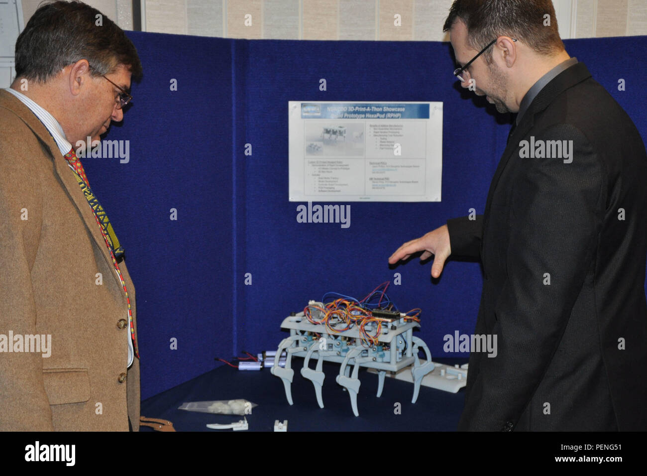 DAHLGREN, Va. Jason Phillips (right), a Naval Surface Warfare Center