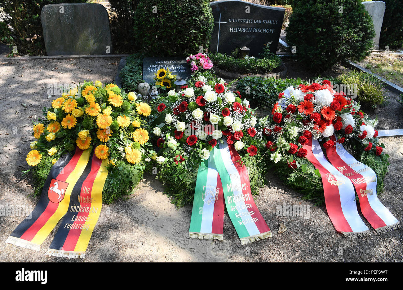 Germany, Heiligenrode. 16th Aug, 2018. Wreaths of the state governments of (l-r) Lower Saxony, North Rhine-Westphalia and Bremen lie in front of the grave of the killed Silke Bischoff at the cemetery