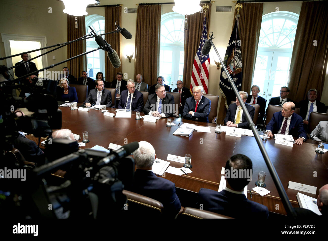 Washington, USA. August 16, 2018 - Washington, District of Columbia, United States of America - United States President Donald J. Trump, center, hosts a Cabinet Meeting in the Cabinet Room of the White House on August 16, 2018 in Washington, DC. Credit: Oliver Contreras/CNP/ZUMA Wire/Alamy Live News Stock Photo