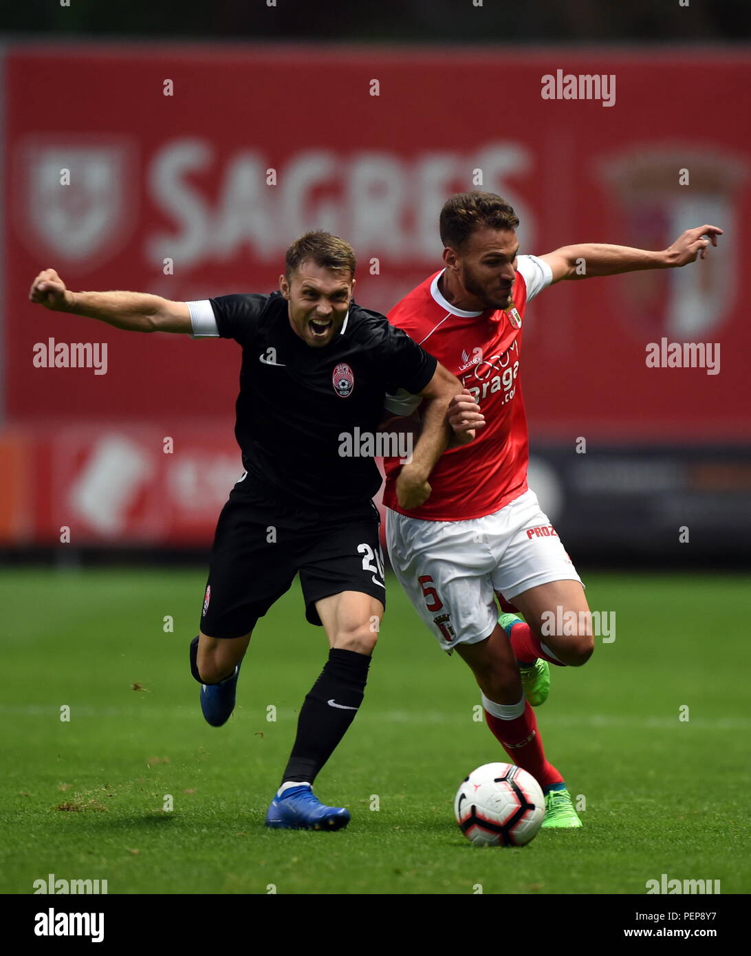 Integración Permiso campo Braga, Portugal. 16th Aug, 2018. Braga's Nuno Sequeira (R) vies with Zorya's Oleksandr Karavaev during the Europa League third qualifying round second leg match between Braga and Zorya at Braga Municipal Stadium Integración Permiso campo Braga, Portugal. 16th Aug, 2018. Braga's Nuno Sequeira (R) vies with Zorya's Oleksandr Karavaev during the Europa League third qualifying round second leg match between Braga and Zorya at Braga Municipal Stadium