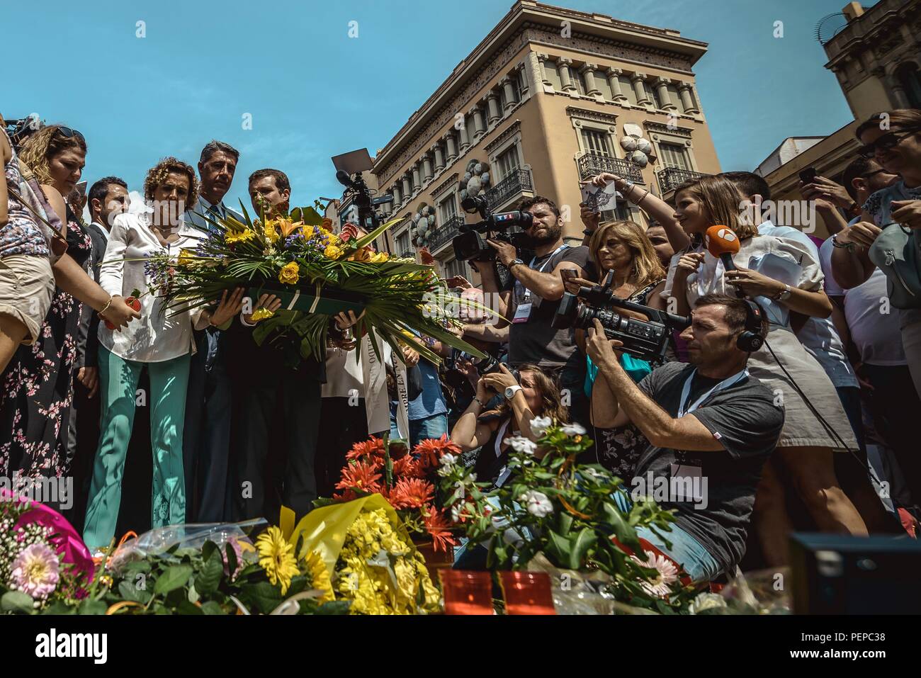 Barcelona, Spain. 17 August, 2018:  PABLO CASADO (3L), president of the Popular Party (PP) takes part in a wreath-laying ceremony at a makeshift memorial in Las Ramblas to commemorate the one-year anniversary at the spot of a jihadist terror attack which killed 16 people and injured more than 100 with relatives of the victims and local authorities Credit: Matthias Oesterle/Alamy Live News Stock Photo