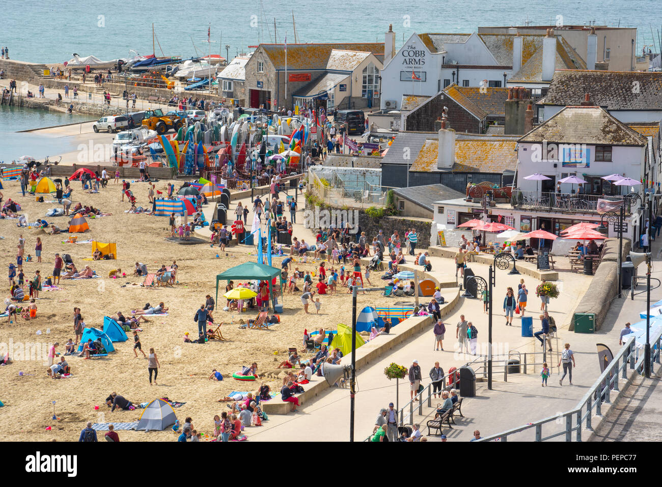 Crowded beach scene lyme regis hi-res stock photography and images - Alamy