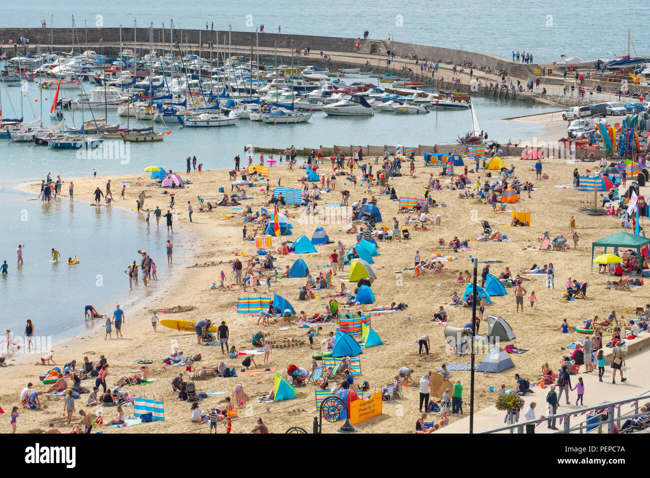 Crowded beach scene lyme regis hi-res stock photography and images - Alamy