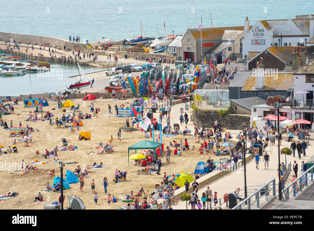 Crowded beach scene lyme regis hi-res stock photography and images - Alamy