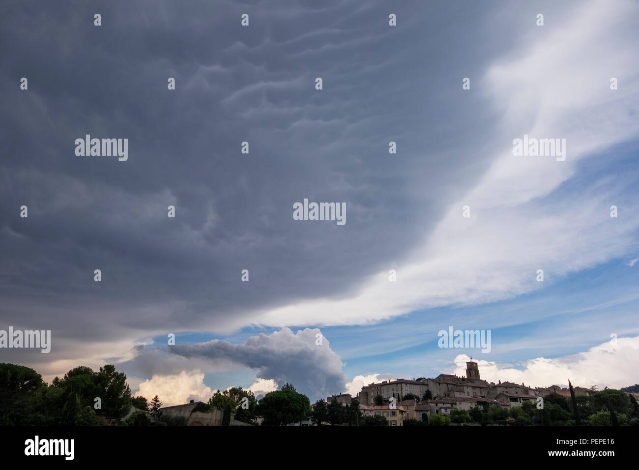 Sablet, ProvenceAlpesCôte d'Azur, France. 17 August, 2018. Dramatic