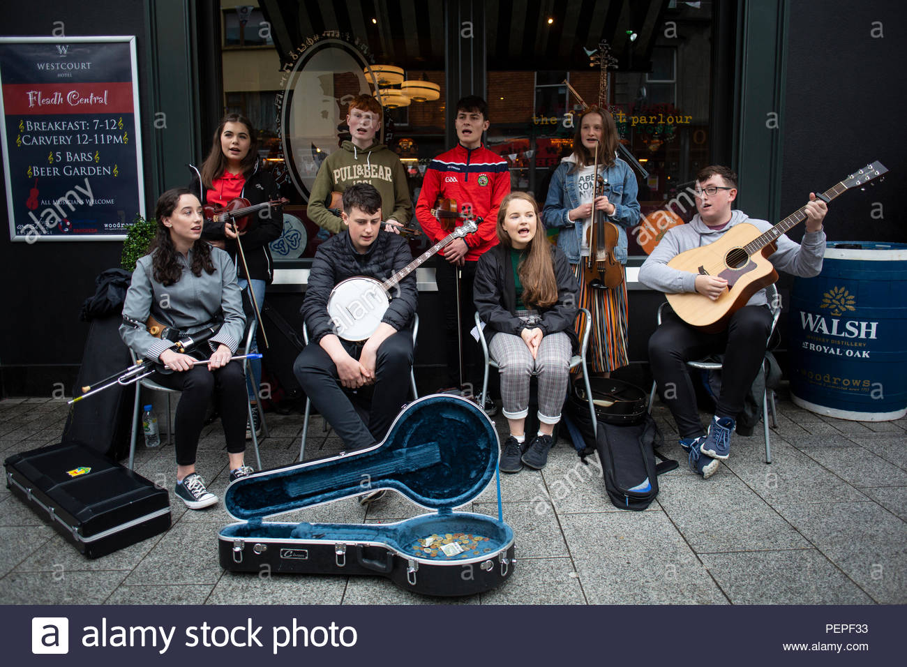 Drogheda, Ireland. 17th August 2018. The group AN Chrannóg, a folk group from Gwedore in  County Donegal, sing a traditional Irish song in West Street in Drogheda, where this year's Fleadh Cheoil is taking place. The Fleadh is Ireland's premier traditional music festival. Credit: Clearpix/Alamy Live News Stock Photo