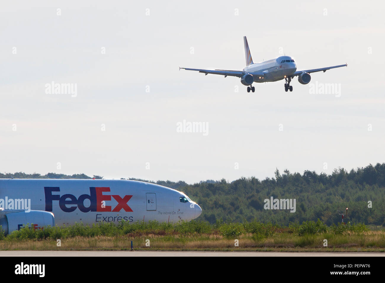 Boeing 777, FedEx, N859FD, CGN und ankommender Eurowings Airbus A 320-200  Stock Photo - Alamy