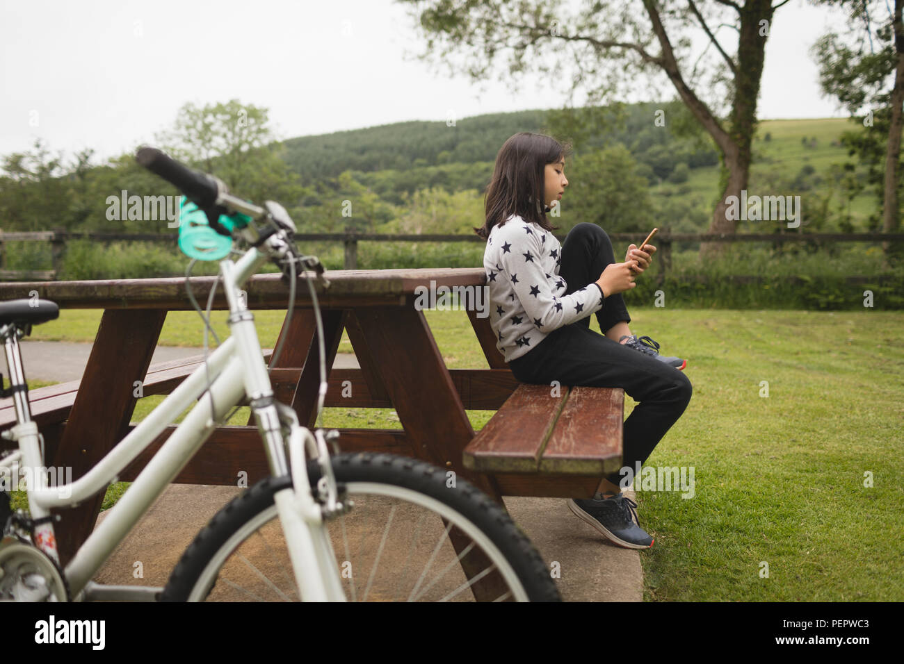 Child mobile phone text girl hi-res stock photography and images - Alamy