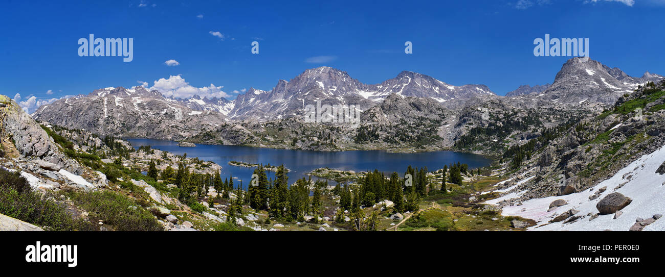 Island Lake in the Wind River Range, Rocky Mountains, Wyoming, views from backpacking hiking trail to Titcomb Basin from Elkhart Park Trailhead going Stock Photo