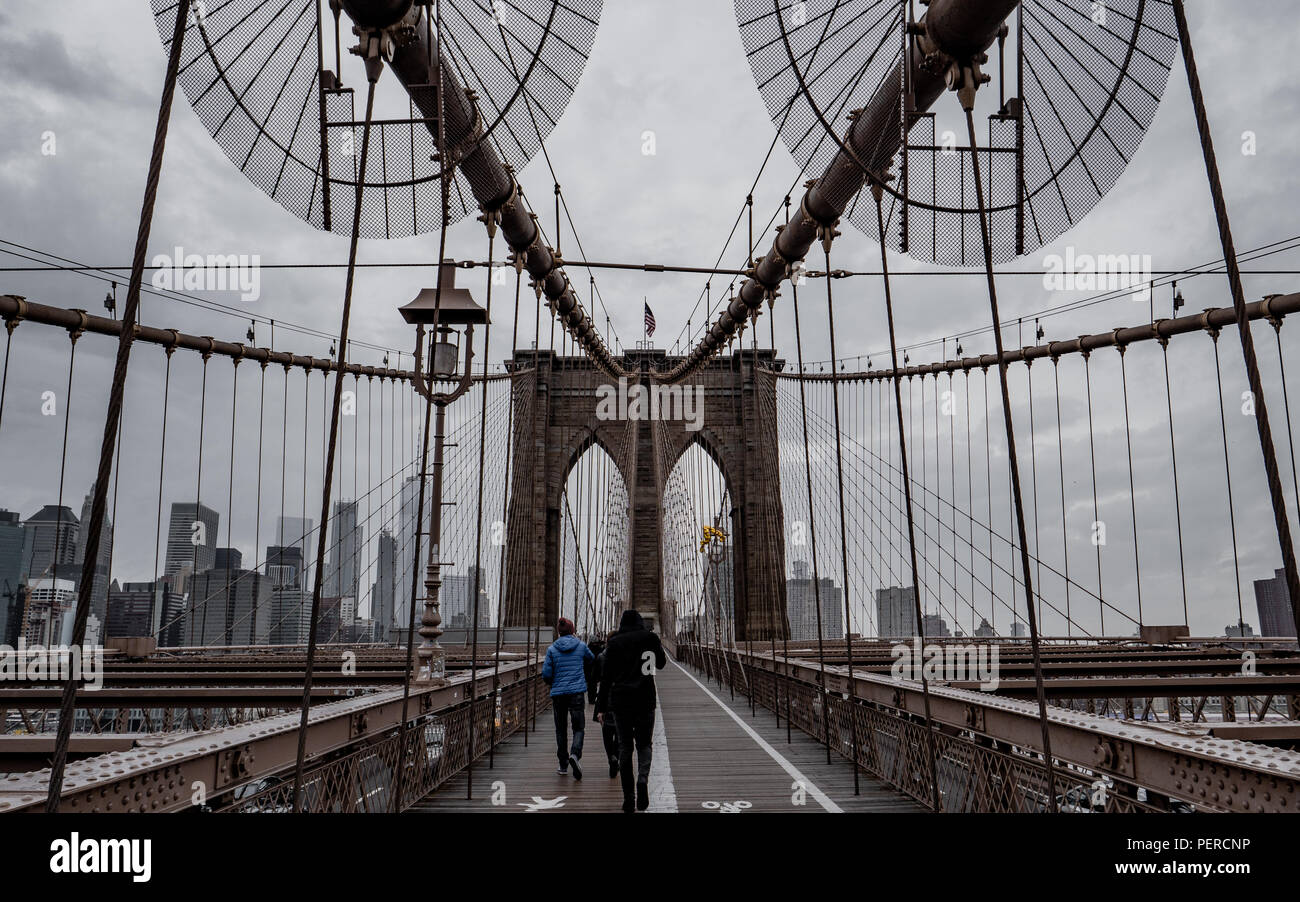 Rainy day brooklyn bridge hi-res stock photography and images - Alamy