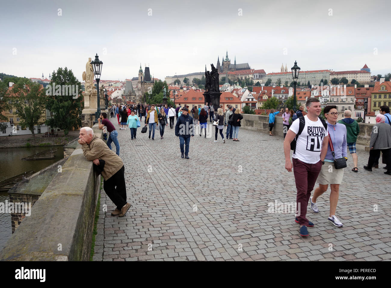Tourists walking on charles bridge hires stock photography and images