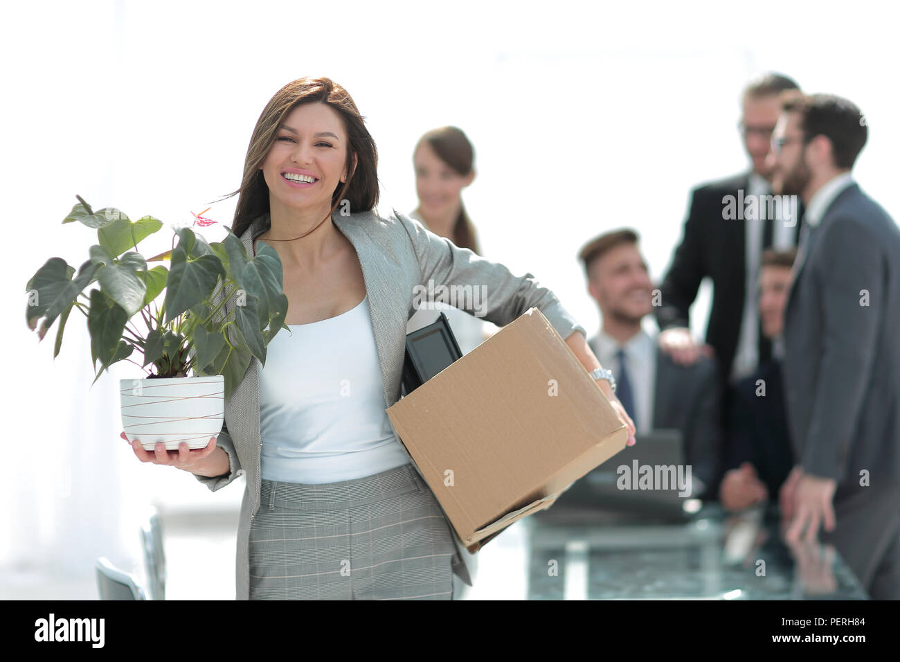 Аутсорсинг рабочего персонала. Бизнесмен устал. Лица наемного труда (работники). Бизнесмен и наемный сотрудник. Увольнение женщины.