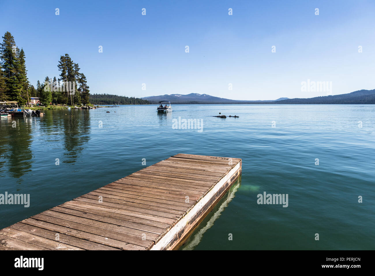 Idyllic view of the Diamond lake in the Cascades mountains range in Oregon on the USA west coast on a sunny summer day Stock Photo