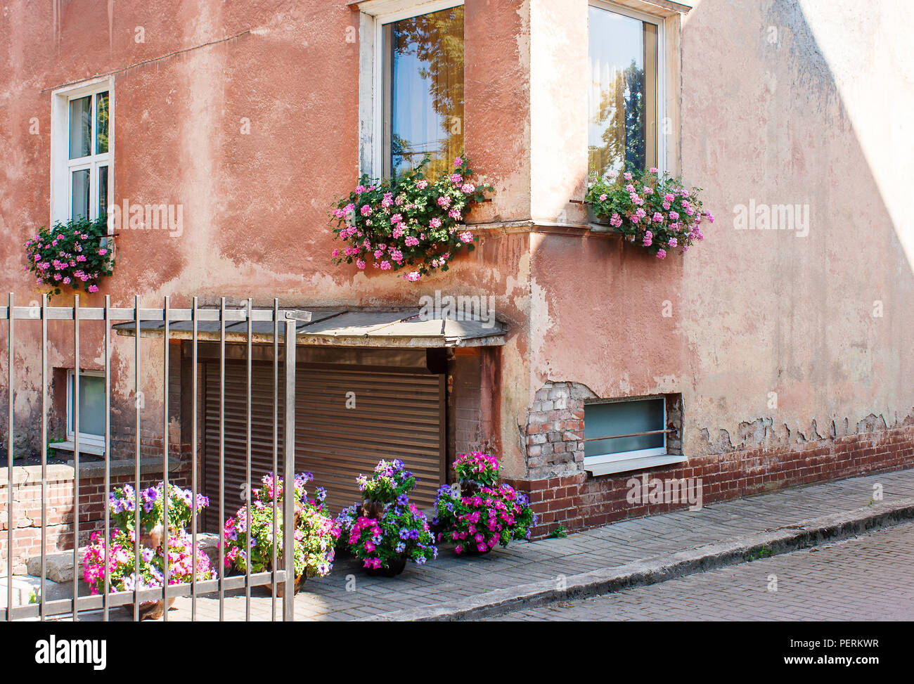 Decorated wall pot flowers hi-res stock photography and images - Alamy