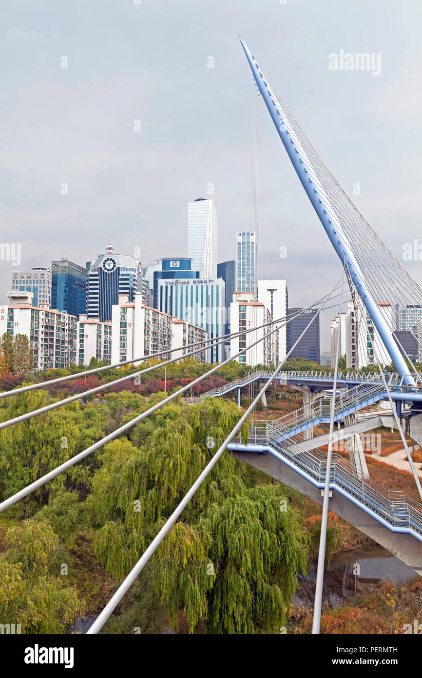 Seoul cityscape with bridge, Yeoui-do, Yeongdeungpo-gu, Seoul, Korea, Asia Stock Photo