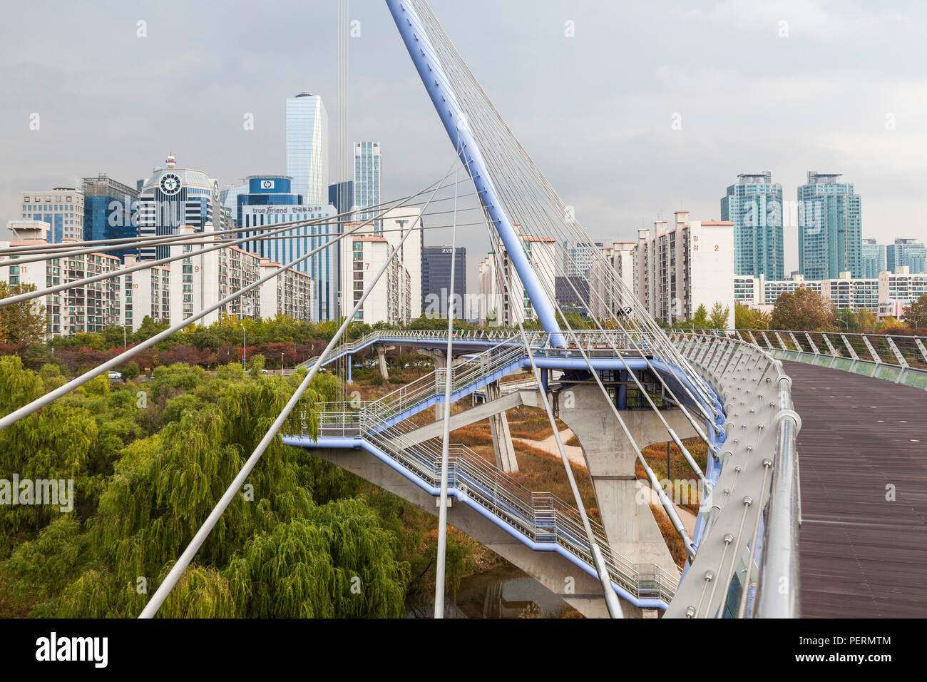 Seoul cityscape with bridge, Yeoui-do, Yeongdeungpo-gu, Seoul, Korea, Asia Stock Photo