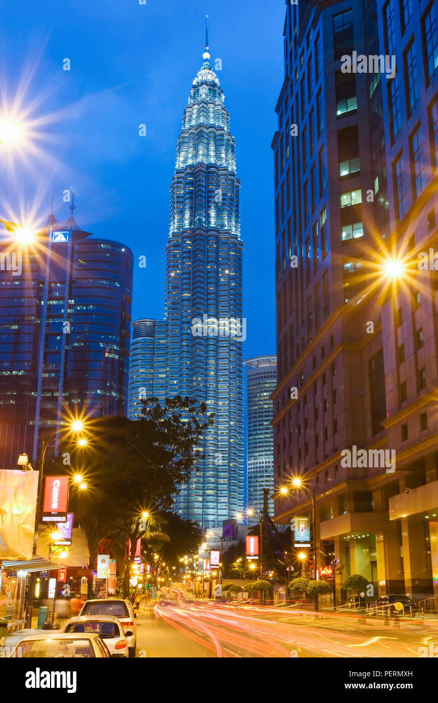 Asia, Malaysia, Selangor State, Kuala Lumpur, Golden Triangle district of KL, street view to the  iconic 88 storey steel-clad Petronas Towers Stock Photo