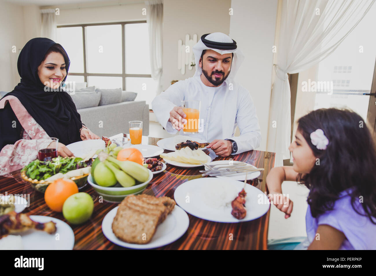Arabic family eating hires stock photography and images Alamy