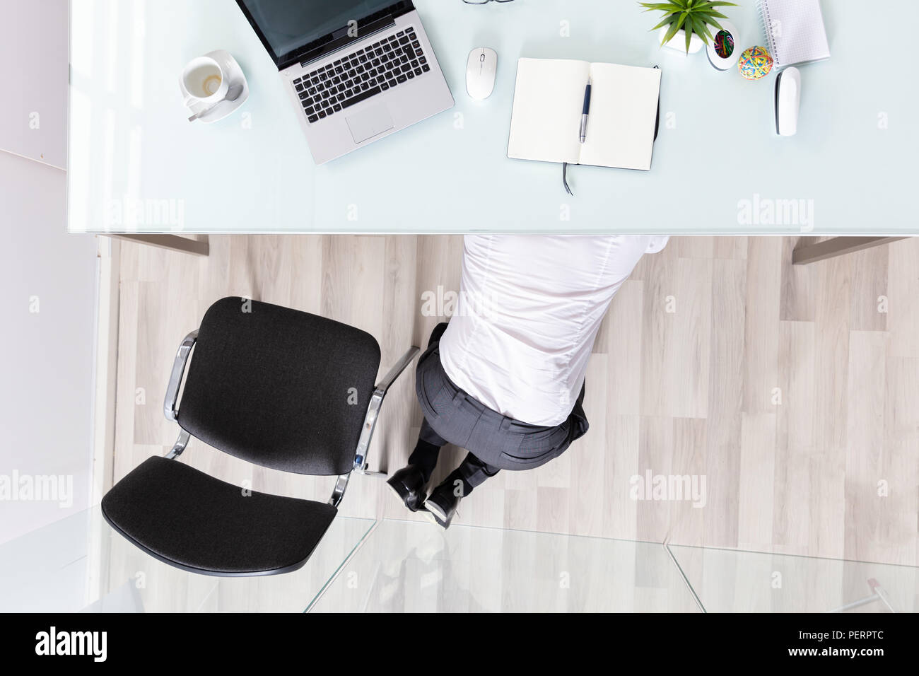 Person hiding under desk hi-res stock photography and images - Alamy