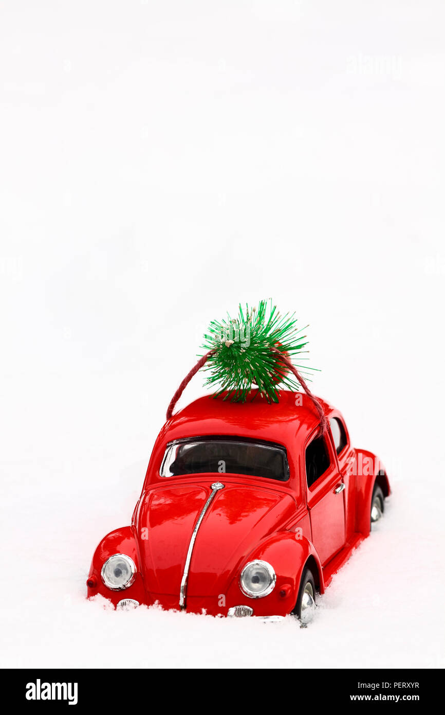 Winter Wonder Lane Volkswagen Red Beetle Bug Car Camper & Christmas Tree Hol... 