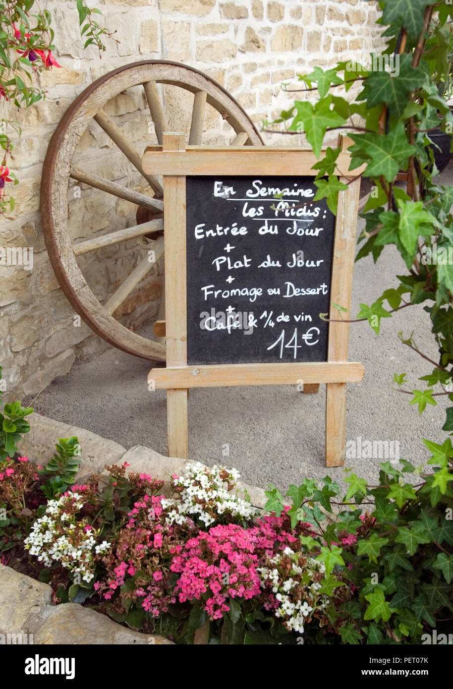 MENU FRANCE Blackboard 14€ menu of the day ‘PLAT DU JOUR’ outside rustic Burgundian Cotes de Nuits restaurant with flowers Burgundy, Cote d'Or, France Stock Photo