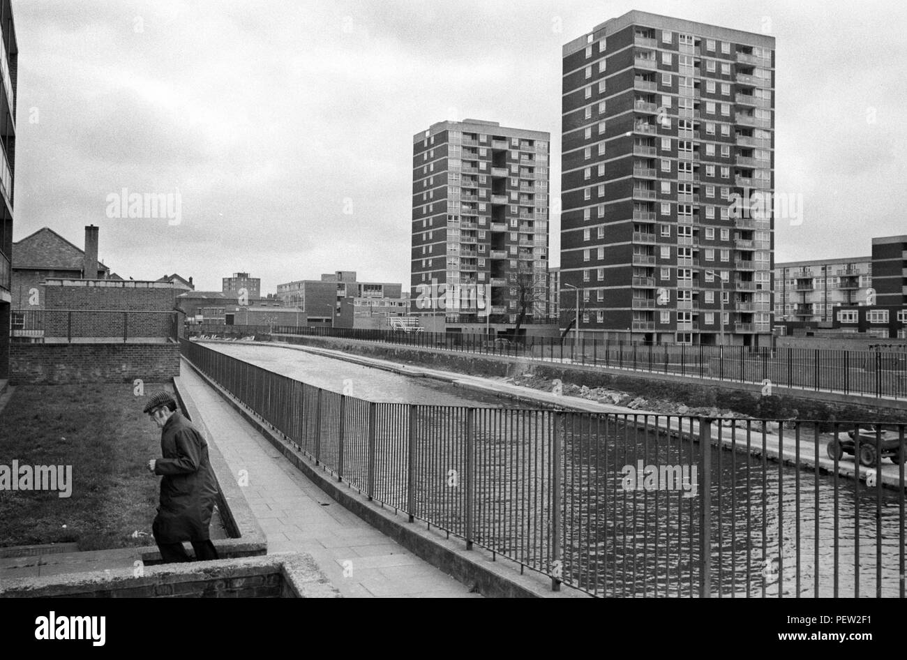 Council estate housing 1970s UK. Regents Canal looking across to the De Beauvoir Estate, Haggerston east London. New build tower blocks. 1978 HOMER SYKES Stock Photo