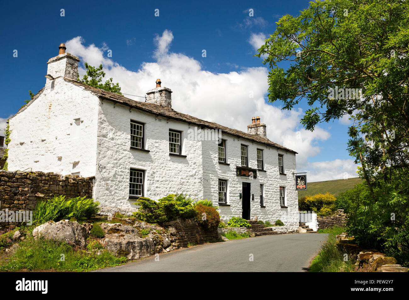 UK, Cumbria, Dentdale, Cowgill, Cow Dub, Sportsman’s Inn, whitewashed country public house Stock Photo