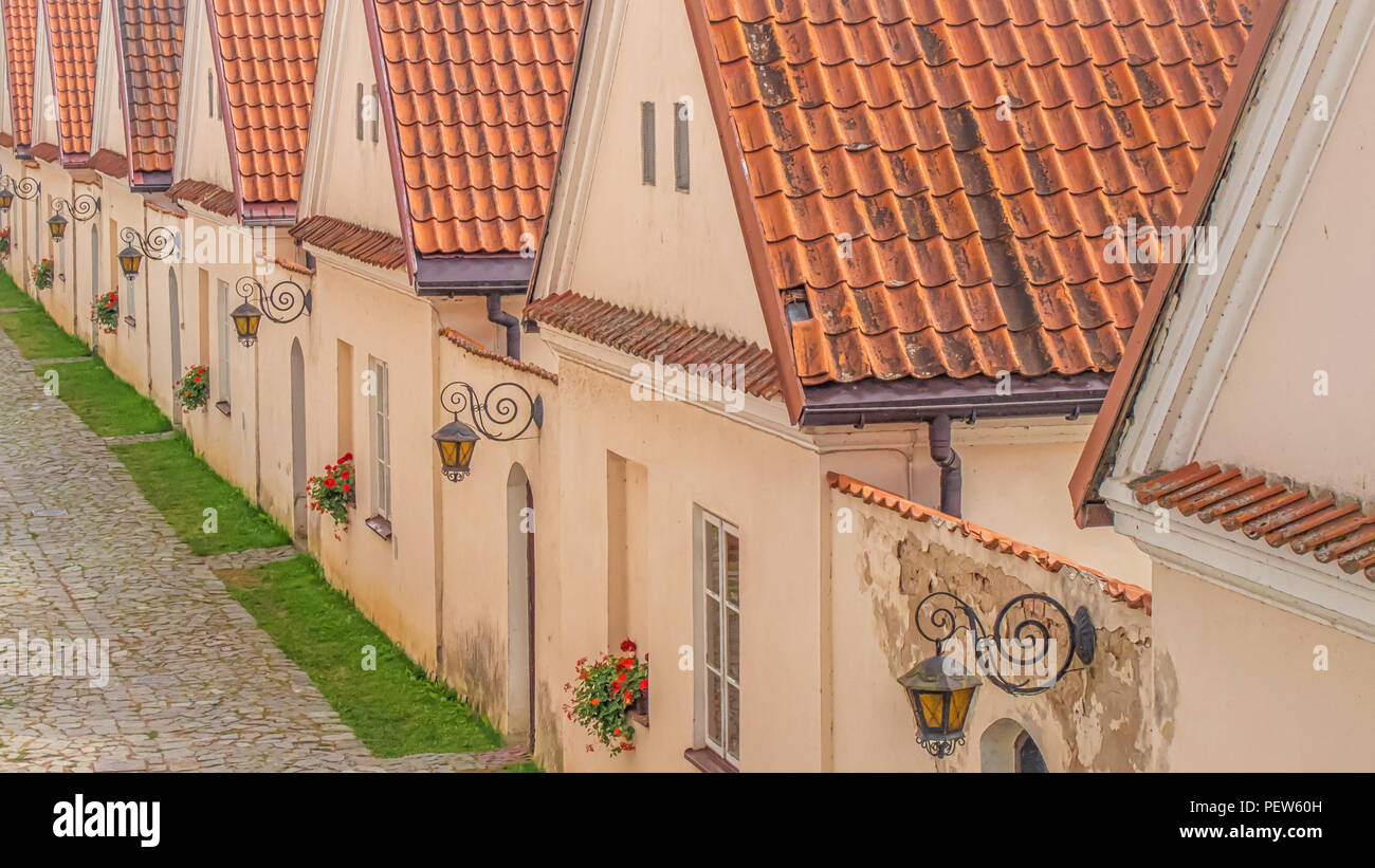 Row of same houses hi-res stock photography and images - Alamy