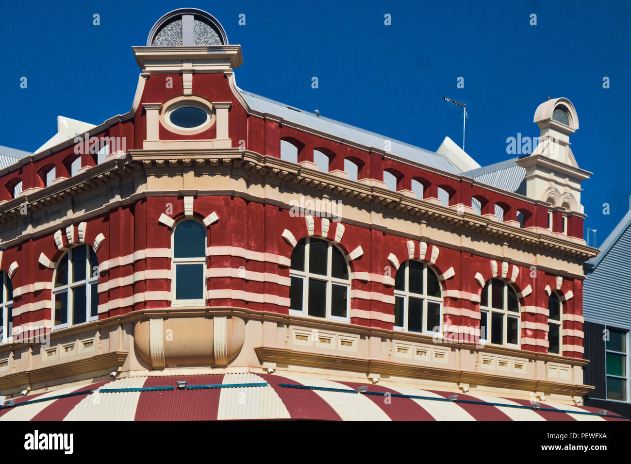 Victorian architecture above coffee club cafe Stock Photo