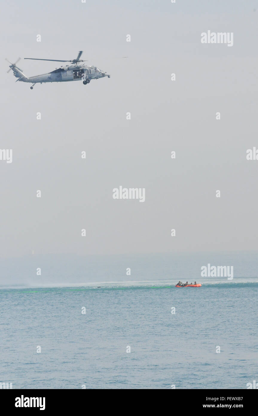 Aircraft emergency inflatable raft hi-res stock photography and images ...