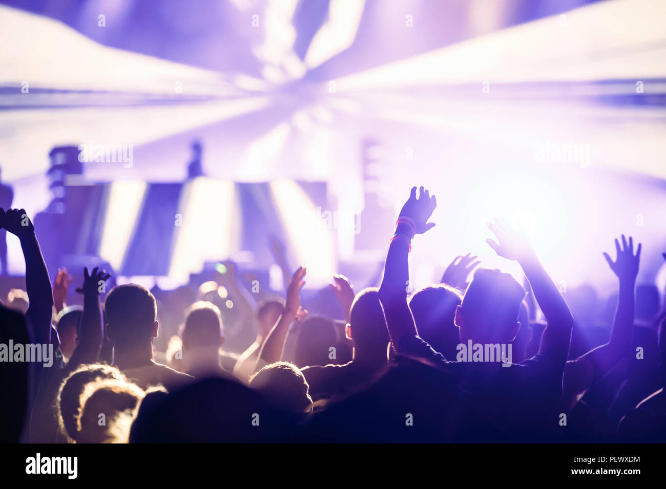 Crowd music hi-res stock photography and images - Alamy