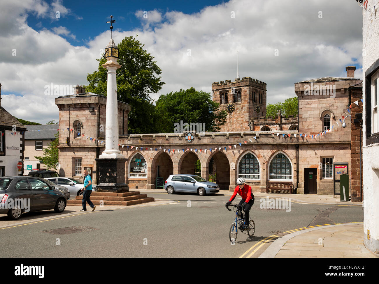 UK, Cumbria, Eden Valley, Appleby, Low Cross and 1811 cloisters by R Smirke outside St Lawrence’s Church Stock Photo