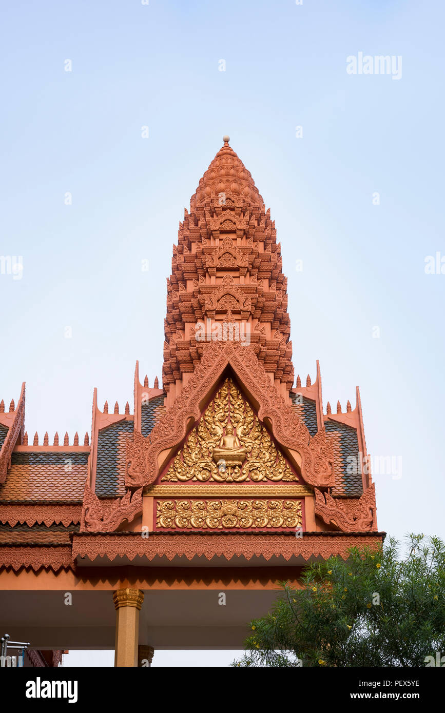 The roof of a religious building, adorned with a golden Buddha ...