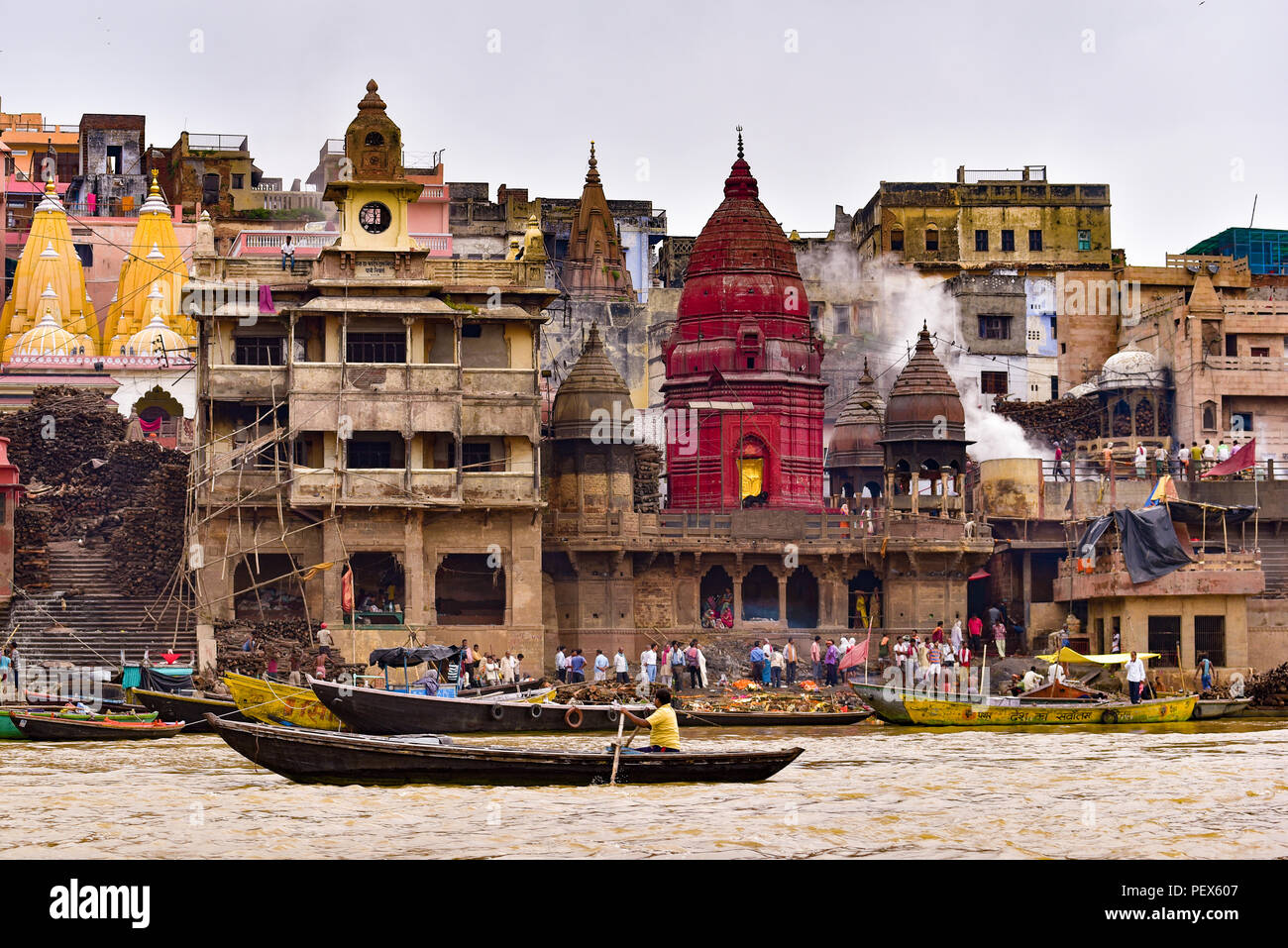 Body burning ceremony at Manikarnika Ghat, Ganges river Stock Photo