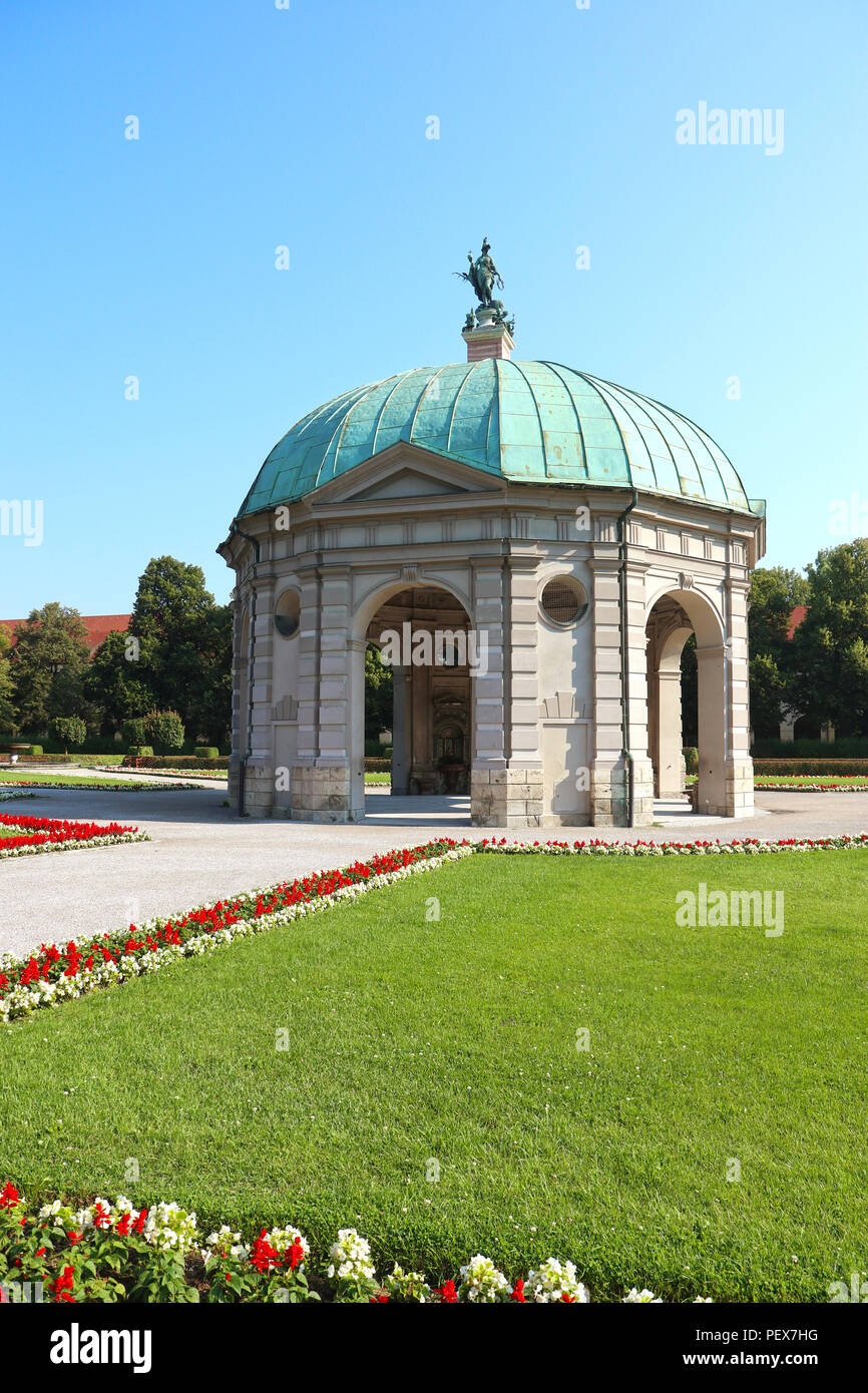 Pavilion italian garden hi-res stock photography and images - Alamy