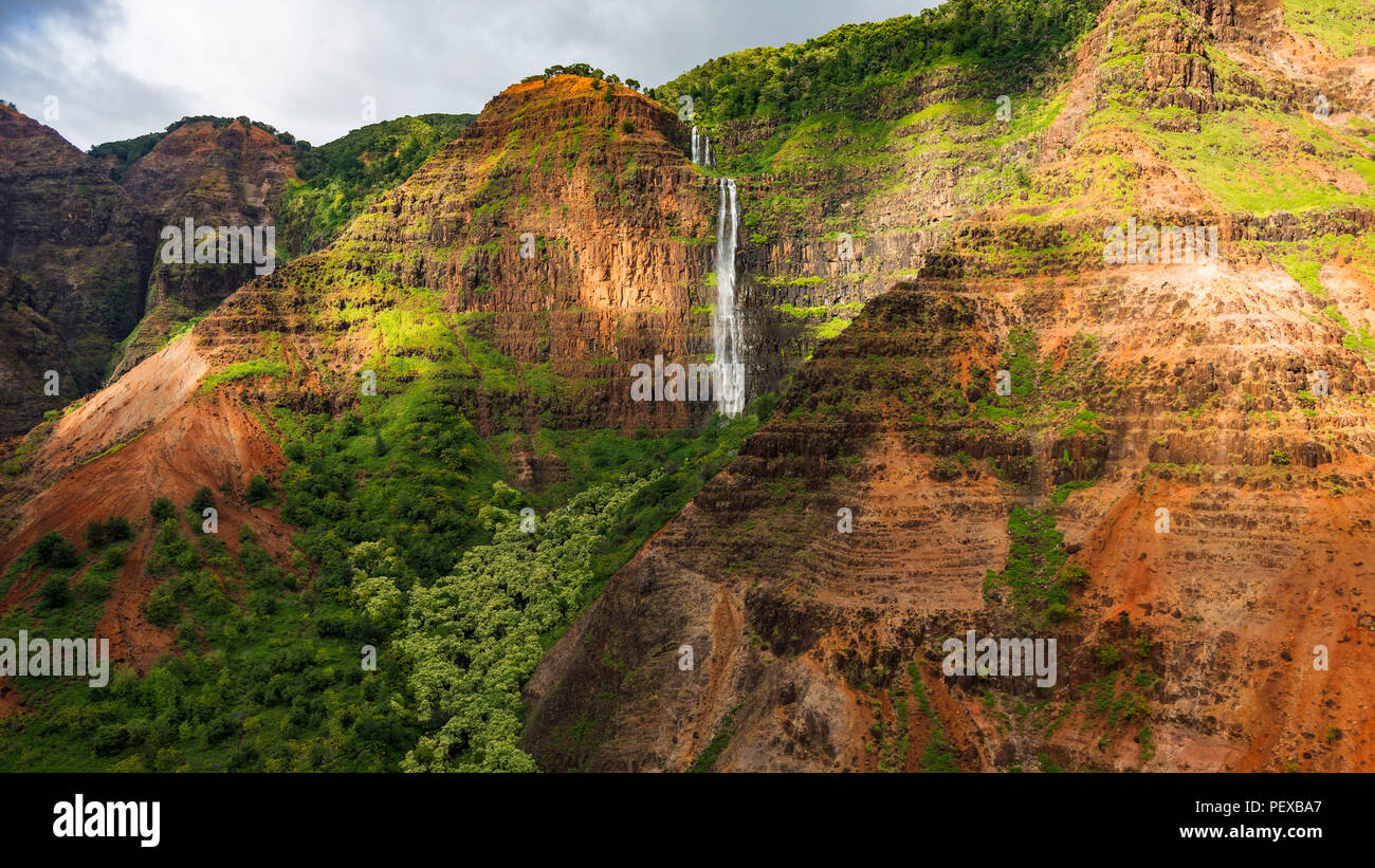 Hawaii cliff aerial landscape hi-res stock photography and images - Alamy