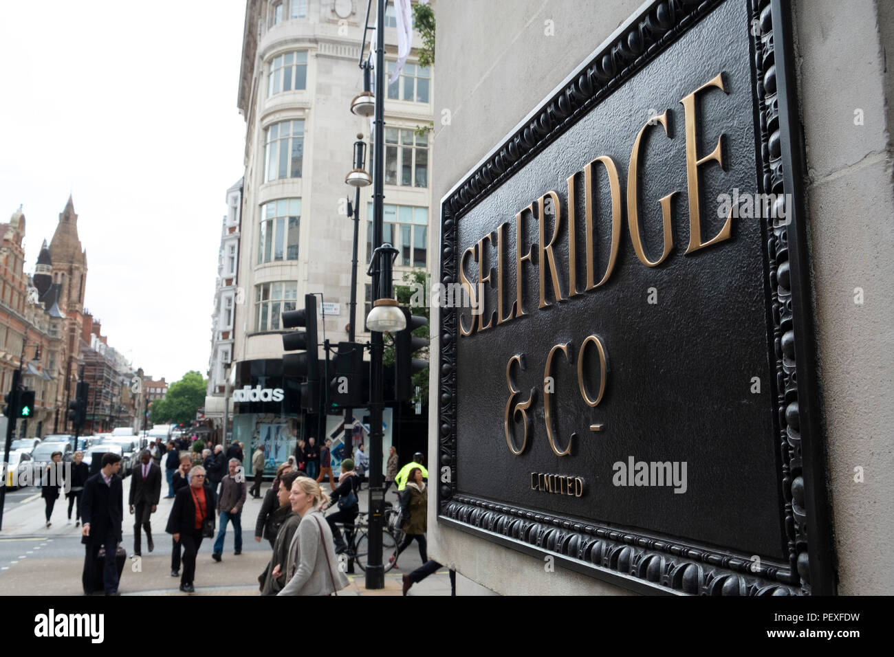 Original Selfridge's sign on a busy Oxford Street Stock Photo