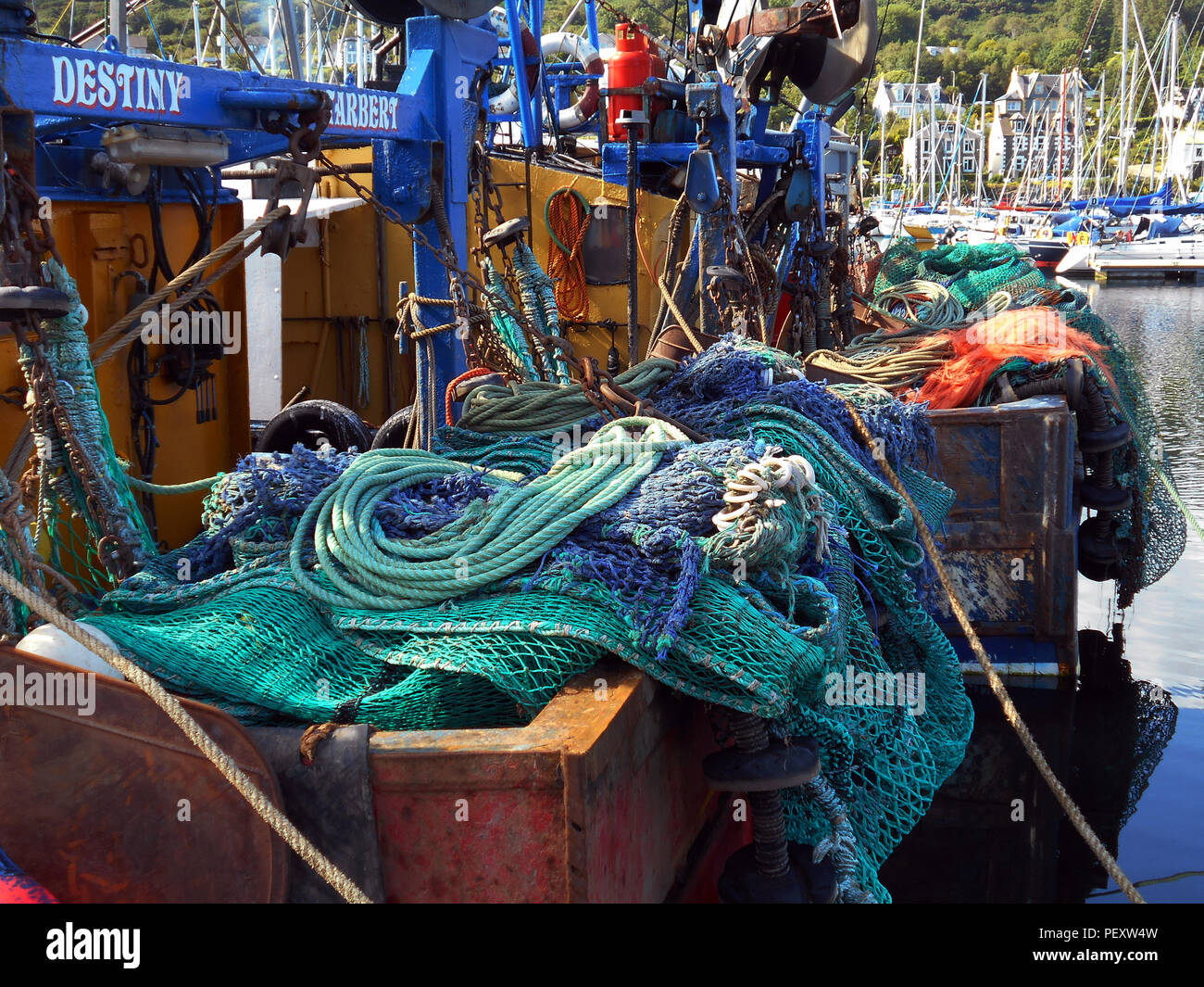 https://c8.alamy.com/comp/PEXW4W/the-huge-jumble-of-ropes-creels-and-nets-that-the-small-fishing-boats-of-tarbert-loch-fyne-need-these-days-to-secure-their-catch-of-fish!-i-wouldnt-like-to-sort-that-lot-out!-PEXW4W.jpg