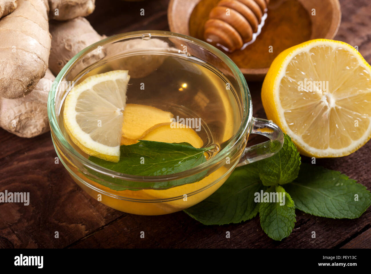 Чай с лимонной кислотой. Nane Limon чай. Зеленый чай лимон и мята. Чай с лимоном. Лимон Чой.