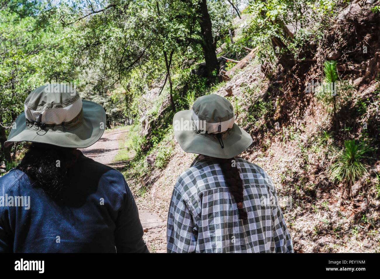 Sobreros para el sol patrocinados por Columbia, Ropa de campo. Actividad de  campo, ropa de campo, sombrero de campo, sombrero para el sol, sombrero  Columbia. mujeres usando sombrero, Ropa laboral y complementos