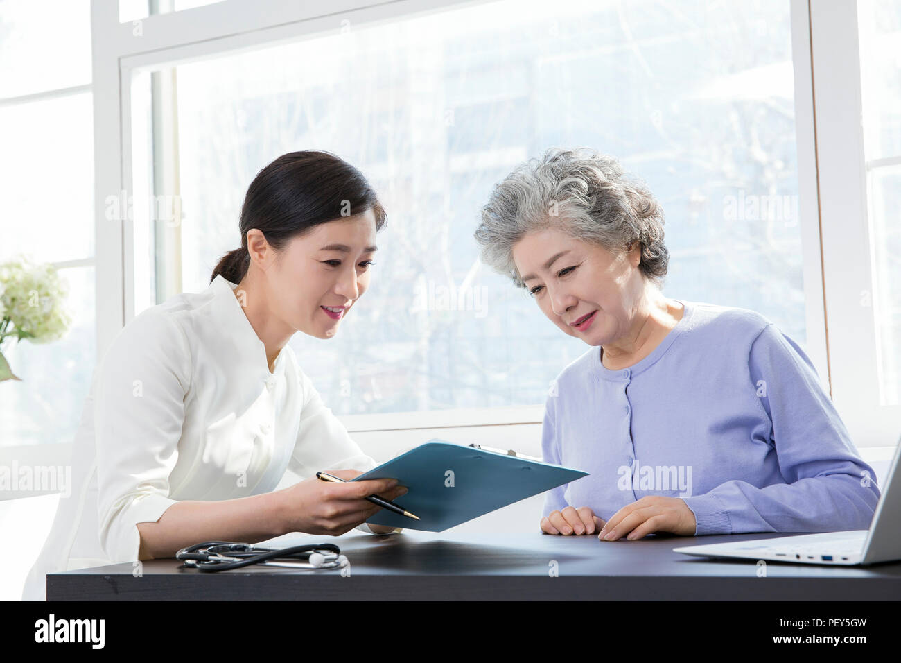 Healthcare and medicine concept photo, therapist explaining diagnosis
