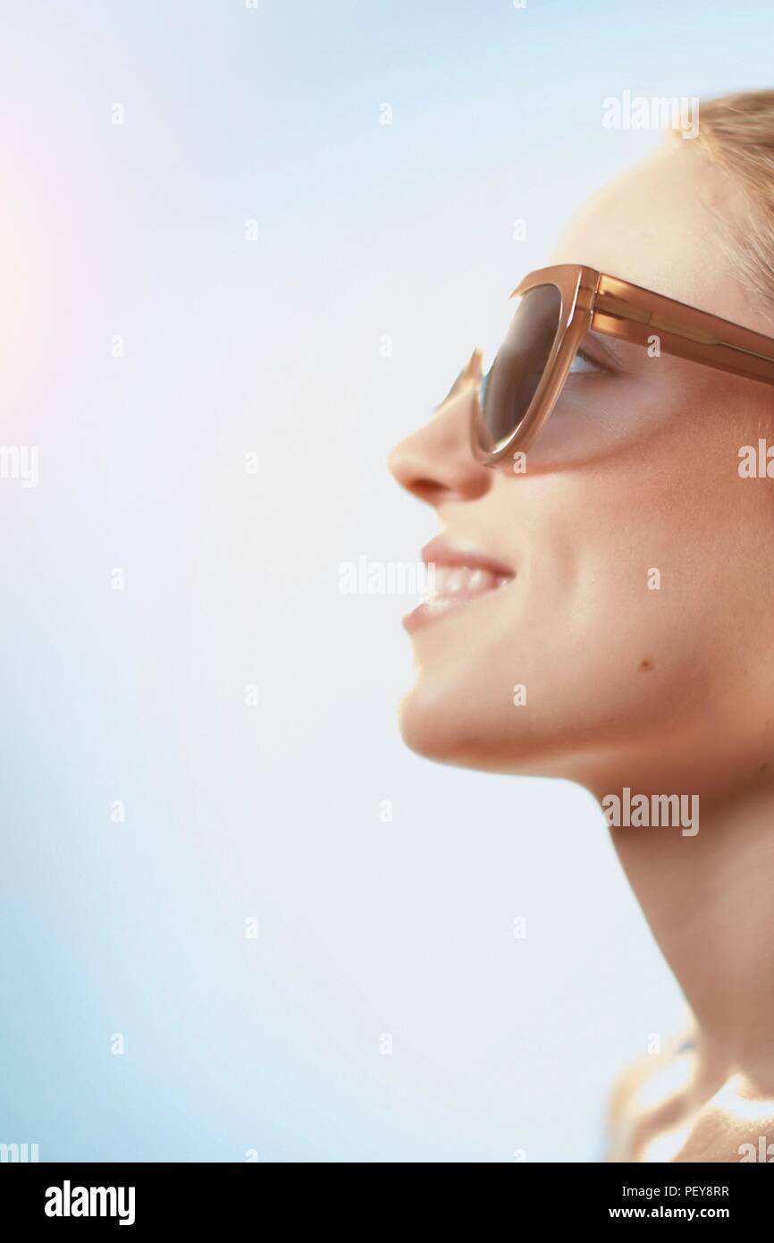 People wearing sunglasses hi-res stock photography and images - Alamy