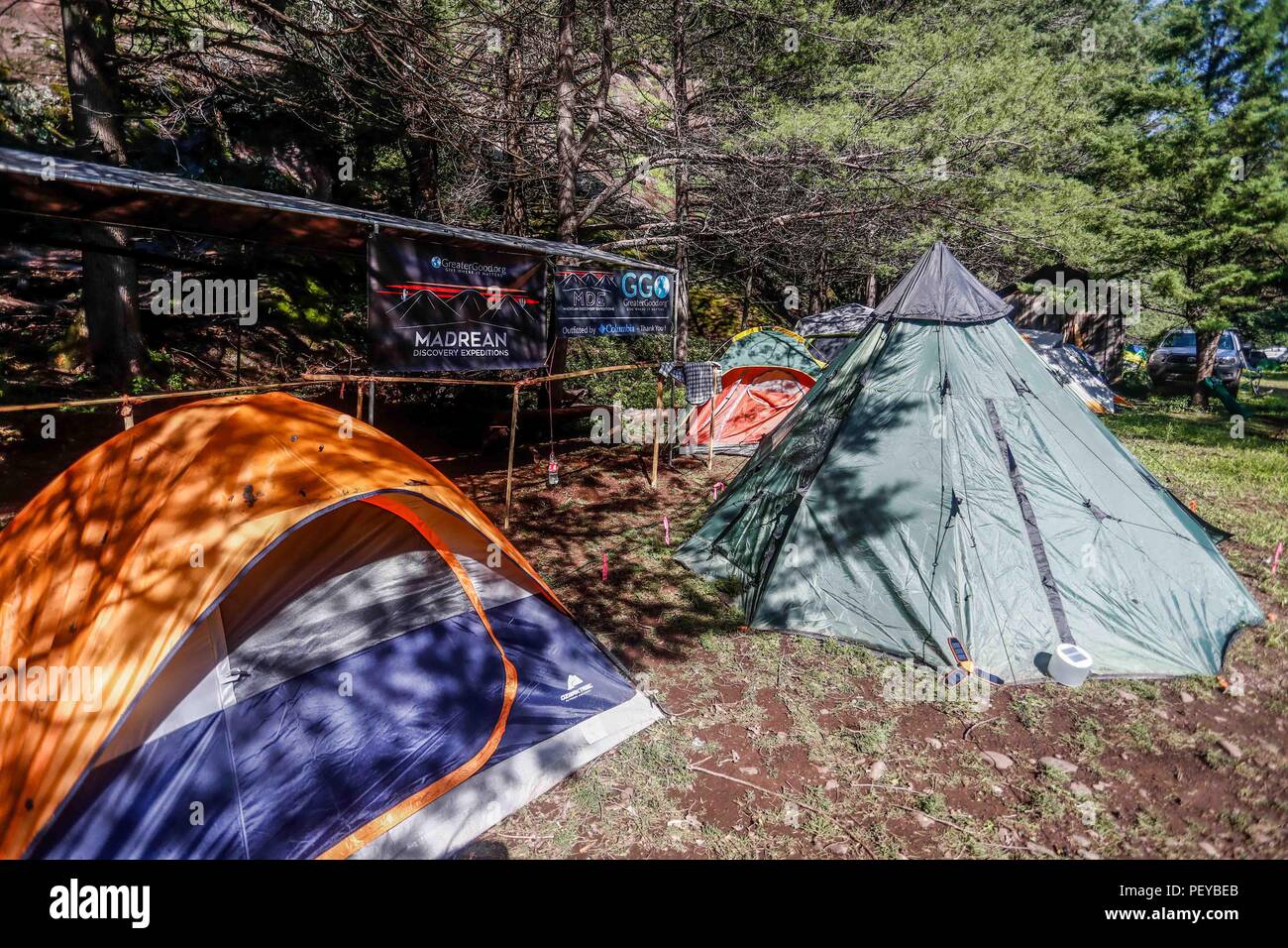 Tiendas de campaña. Campamento de la MDE en la  La Cueva De Tres Ríos,  Sonora, Mexico. Bosque.  Tents. MDE camp in La Cueva De Tres Ríos, Sonora, Mexico. Forest.   Expedición Discovery Madrense de GreaterGood ORG que recaba datos que  sirven como información de referencia para entender mejor las relaciones biológicas del Archipiélago Madrense y se usan para proteger y conservar las tierras vírgenes de las Islas Serranas Sonorenses. Expedición binacional aye une a colaboradores  de México y Estados Unidos con experiencias y especialidades de las ciencias biológicas  variadas, con la intención  Stock Photo